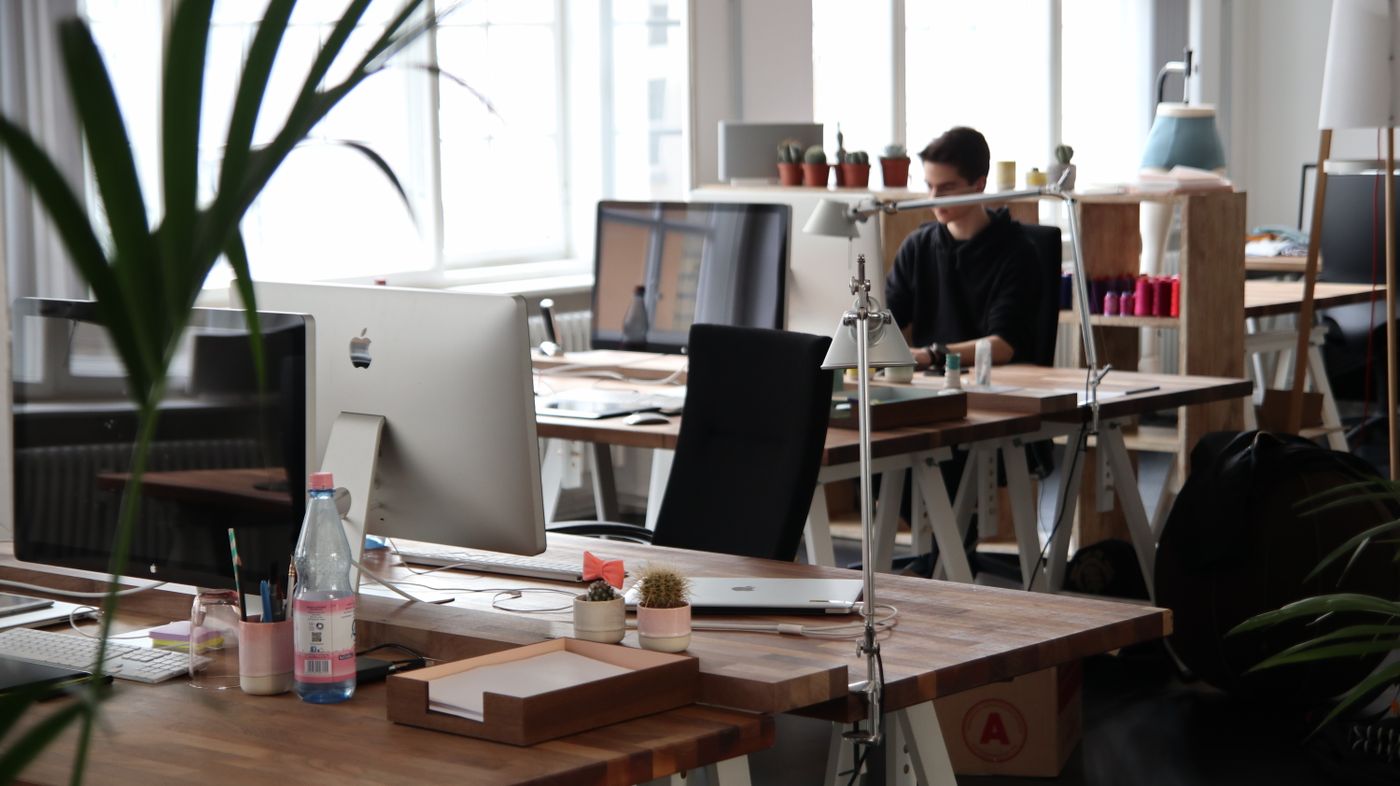 Arbeitsplatz mit Bildschirm im Büro