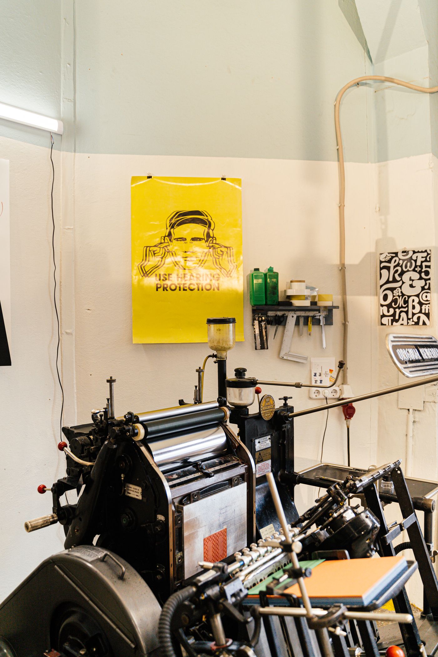 Typografie und Druckerzeugnisse in einem Designstudio