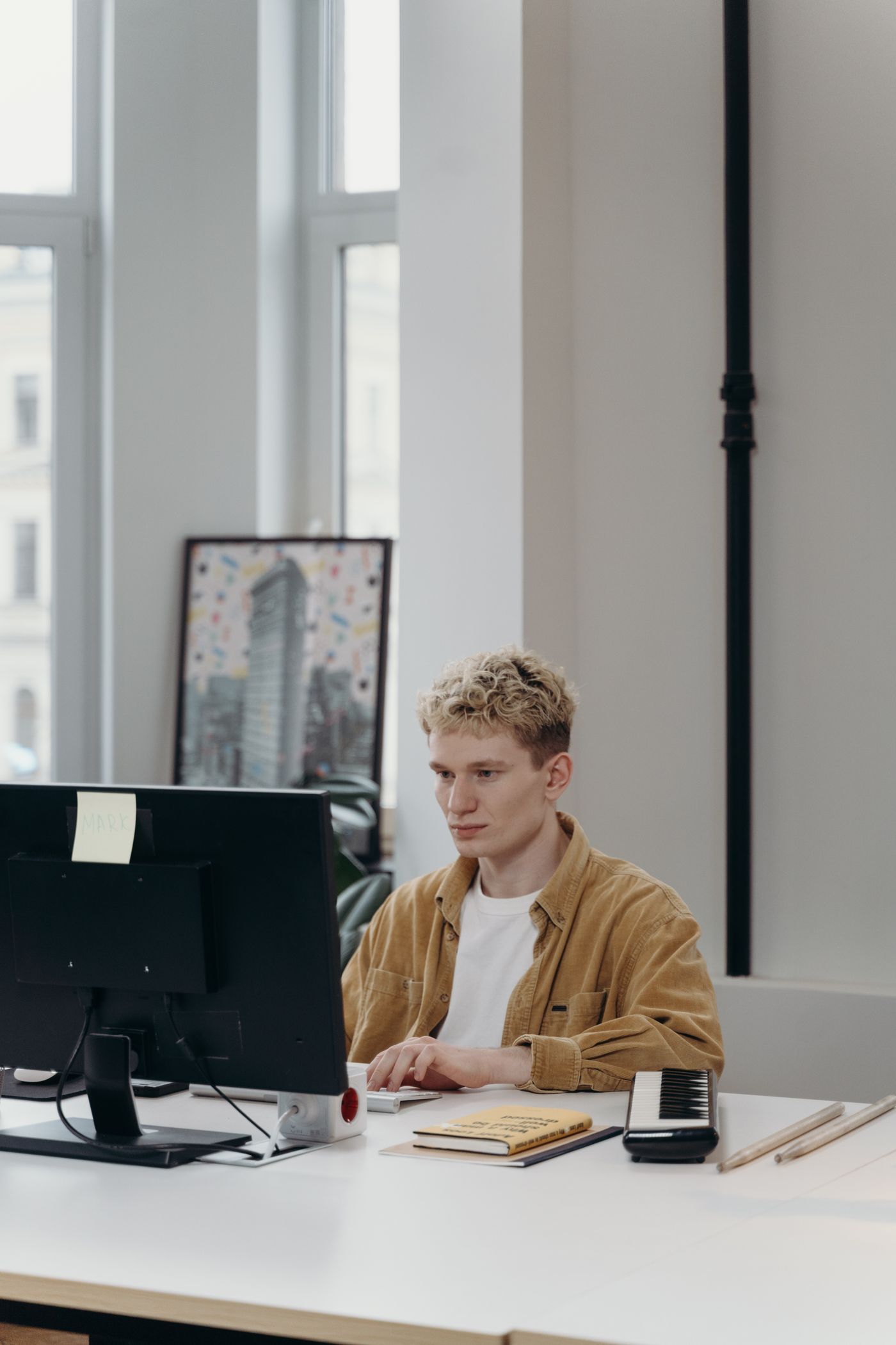 Person arbeitet konzentriert am Computer