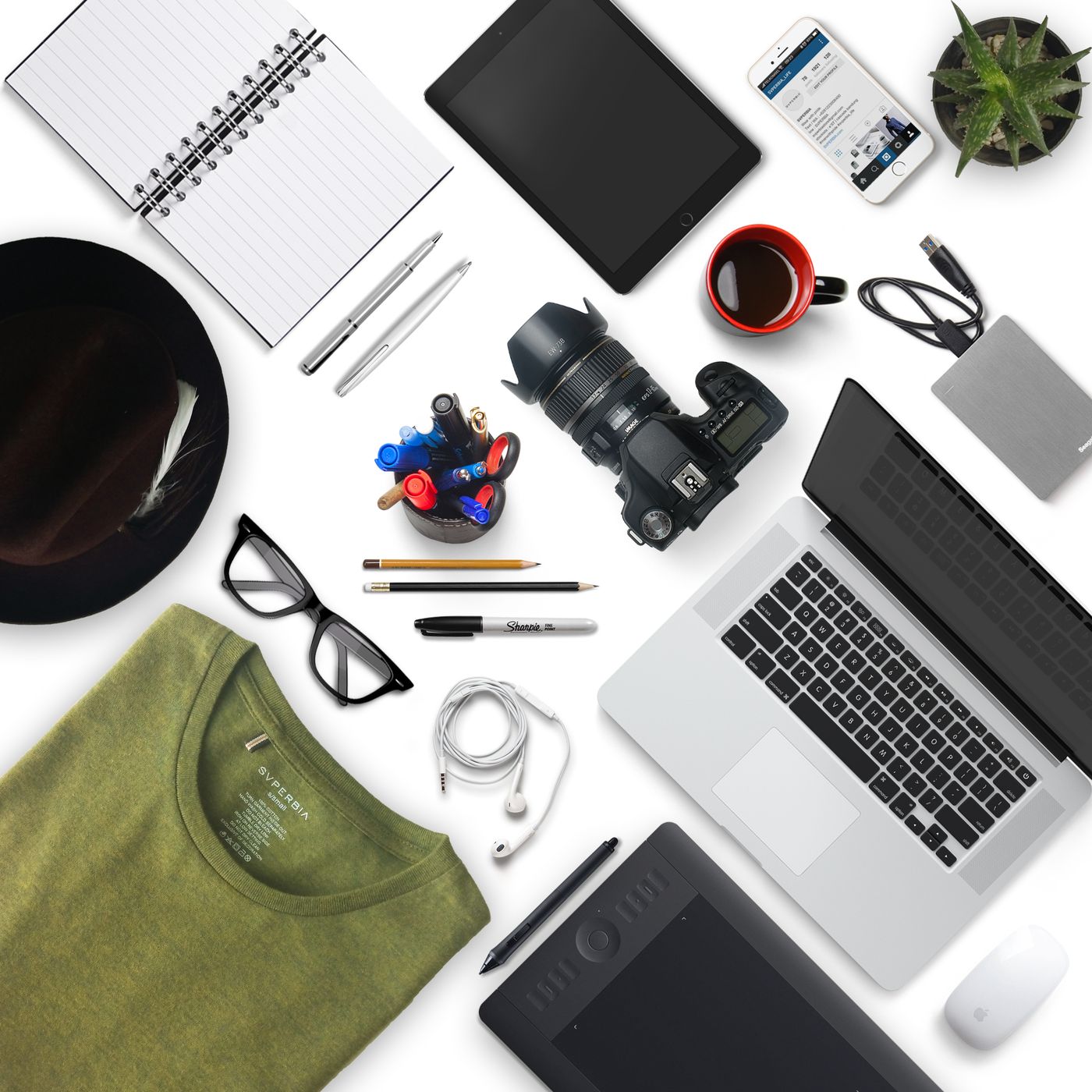 Aufgeräumter Arbeitsplatz mit Laptop